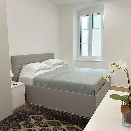 411 E 411 Ii - & Guest house